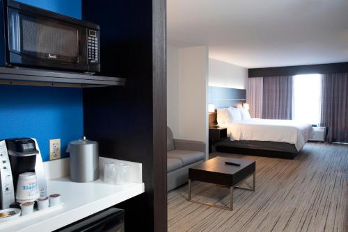 Postel nebo postele na pokoji v ubytování Holiday Inn Express Hotel & Suites Chester by IHG