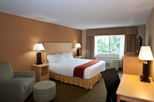 En eller flere senge i et værelse på Holiday Inn Express Hotel & Suites North Conway, an IHG Hotel