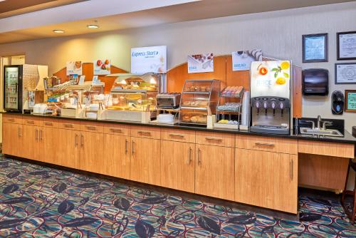 un mostrador de comida en un restaurante con comida en Holiday Inn Express & Suites El Paso Airport by IHG, en El Paso