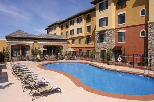 Piscina de la sau aproape de Holiday Inn Express Hotel & Suites El Dorado Hills, an IHG Hotel