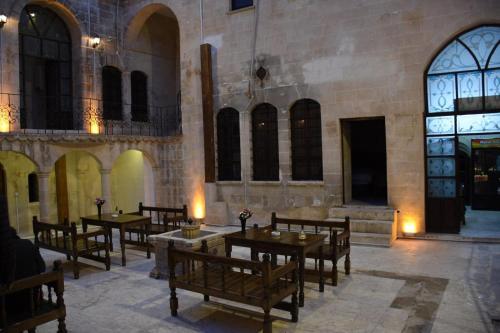 una stanza con tavoli e sedie in un edificio di lariva konakları a Şanlıurfa