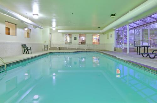 The swimming pool at or close to Holiday Inn Express & Suites - El Dorado, an IHG Hotel