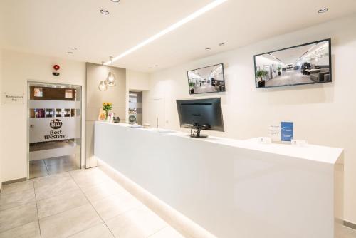 Best Western Hotel St. Michaelにあるテレビまたはエンターテインメントセンター