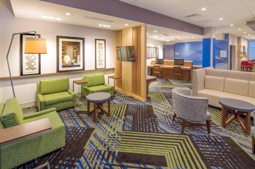 una hall con sedie e tavoli e una sala d'attesa di Holiday Inn Express & Suites - Indianapolis NW - Zionsville by IHG a Whitestown