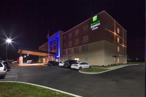 un hotel con auto parcheggiate in un parcheggio di notte di Holiday Inn Express & Suites - Indianapolis NW - Zionsville by IHG a Whitestown
