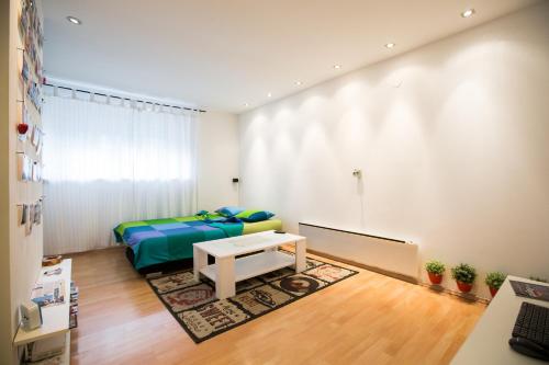 ein Schlafzimmer mit einem Bett und einem Tisch darin in der Unterkunft eazZynight Center Apartment in Zagreb