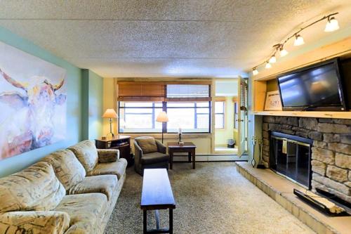 Village Square Condo #631 – Photos 3