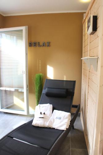 a room with a bed with two towels on it at Gräfin von Paris - Appartement mit Saunanutzung in Burgbernheim