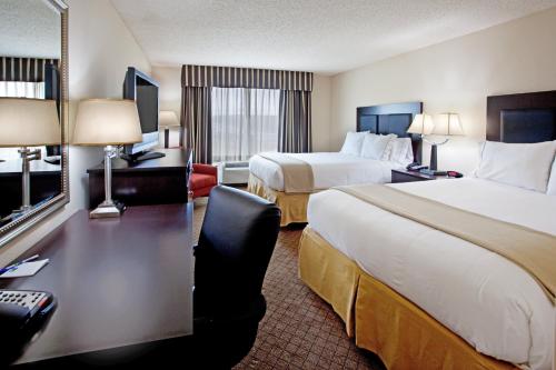 Habitación de hotel con 2 camas y escritorio en Holiday Inn Express and Suites Newberry, an IHG Hotel, en Newberry