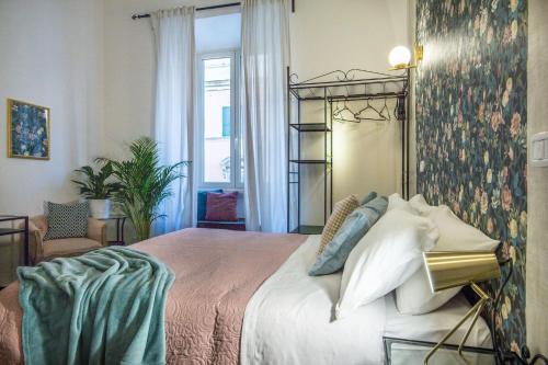 um quarto com uma cama grande e uma janela em Appartamento Flora Metro Vittorio em Roma