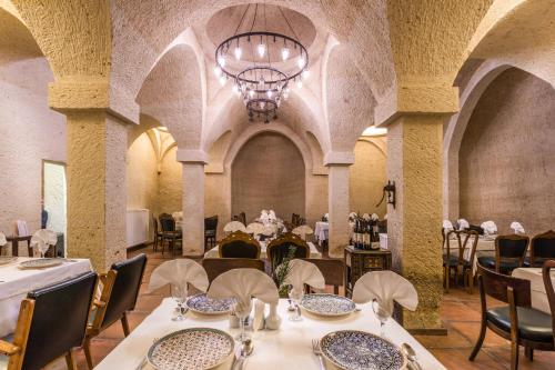 מסעדה או מקום אחר לאכול בו ב-Hanedan Cappadocia Suites