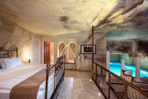Vista sulla piscina di Hanedan Cappadocia Suites o su una piscina nei dintorni