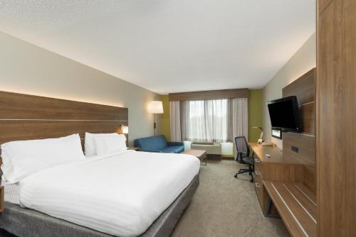 um quarto de hotel com uma cama grande e uma televisão em Holiday Inn Express Hotel & Suites Frankfort, an IHG Hotel em Frankfort