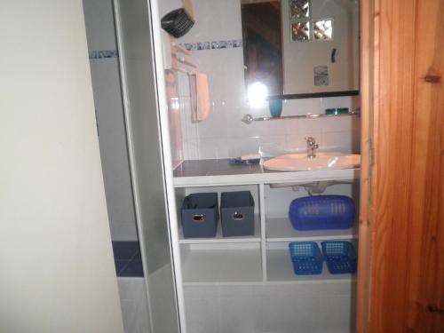 La salle de bains est pourvue d'un lavabo et d'un miroir. dans l'établissement Appartement F1 mansardé à 100m de la plage, proche de Arromanches et des plages du Débarquement, à Saint-Côme-de-Fresné