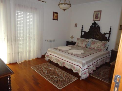 um quarto com uma cama num quarto em Casa Senhor dos Passos em Nazaré
