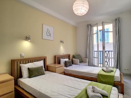 deux lits dans une chambre avec une fenêtre dans l'établissement Nestor&Jeeves - FRANCOIS VIEUX NICE - Old Town - Close sea, à Nice