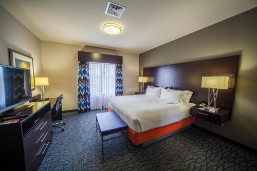 Krevet ili kreveti u jedinici u objektu Holiday inn Express & Suites Oklahoma City Southeast, an IHG Hotel