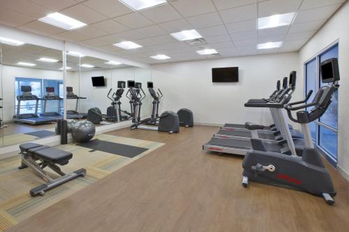 Fitness centrum a/nebo fitness zařízení v ubytování Holiday Inn Express - Auburn Hills South by IHG