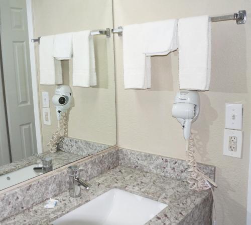 密德蘭的住宿－Super 7 Inn，浴室配有盥洗盆和吹风机