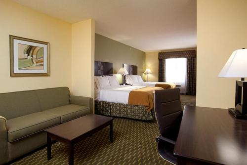 Кровать или кровати в номере Holiday Inn Express and Suites Saint Augustine North, an IHG Hotel