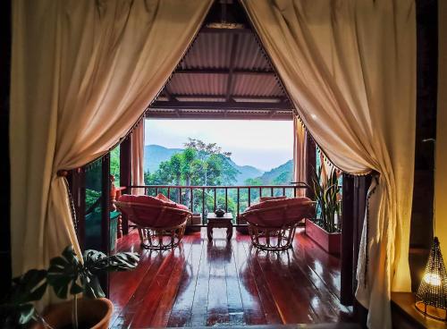 Mae Onにあるทโล้ โฮมสเตย์ เชียงใหม่ | Taloh Homestay Chiangmaiの山の景色を望むバルコニー付きの客室です。