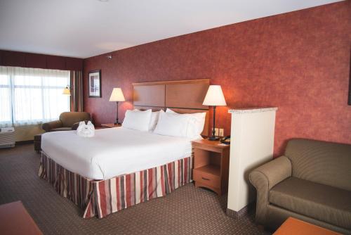 Кровать или кровати в номере Holiday Inn Express Hotel & Suites Loveland, an IHG Hotel