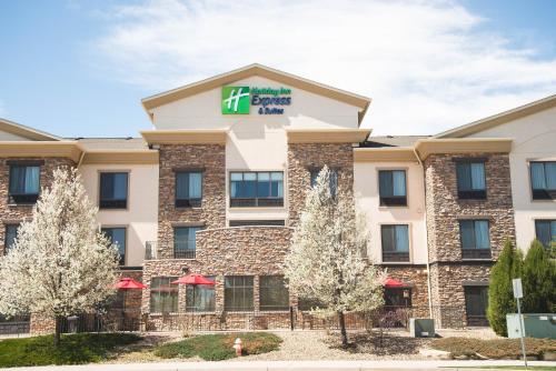 an image of the front of a hotel at Holiday Inn Express Hotel & Suites Loveland by IHG in Loveland
