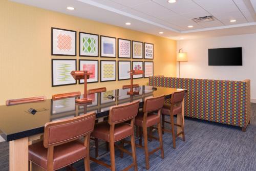 Holiday Inn Express Hotel & Suites Indianapolis Dtn-Conv Ctr, an IHG Hotel Image