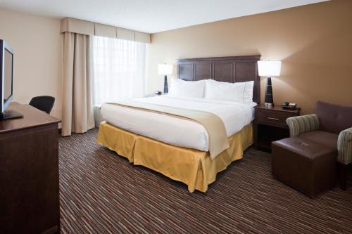Кровать или кровати в номере Holiday Inn Express & Suites Willmar, an IHG Hotel