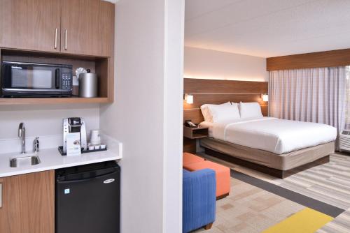 a hotel room with a bed and a television at Holiday Inn Express & Suites Indianapolis Dtn-Conv Ctr Area by IHG in Indianapolis