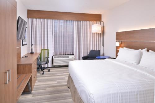 Holiday Inn Express Hotel & Suites Indianapolis Dtn-Conv Ctr, an IHG Hotel Image