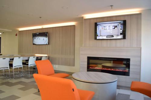 TV a/nebo společenská místnost v ubytování Microtel Inn & Suites by Wyndham Raleigh