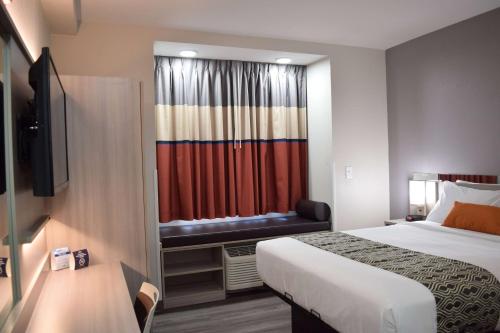 Postel nebo postele na pokoji v ubytování Microtel Inn & Suites by Wyndham Raleigh