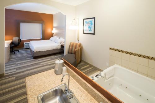 Holiday Inn Express Hotel & Suites Grand Blanc, an IHG Hotel