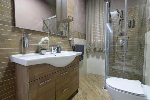 A bathroom at Luxury Garibaldi