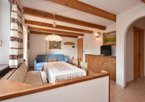 une cuisine et un salon avec une table et un canapé dans l'établissement Villa Mirabell, à Cavalese