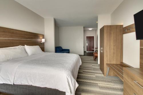 Katil atau katil-katil dalam bilik di Holiday Inn Express & Suites Laurel by IHG