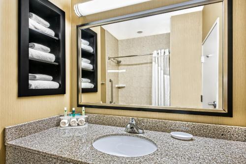 Ένα μπάνιο στο Holiday Inn Express & Suites Cotulla, an IHG Hotel