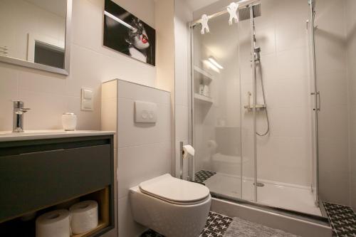 een badkamer met een douche, een toilet en een wastafel bij Apartament Leśny No 5 Green ,garaż w cenie in Kielce