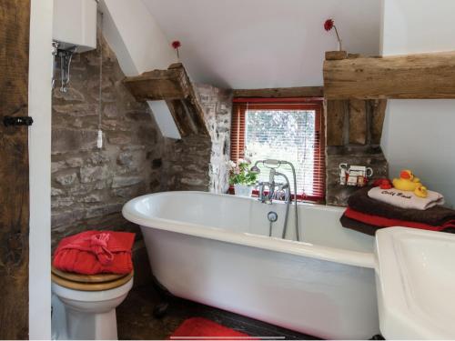 Bilik mandi di Ty Fferm Hen, Ancient Farmhouse, Coity Bach