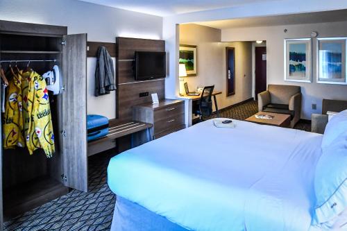 Tempat tidur dalam kamar di Holiday Inn Express Hotel & Suites - Concord, an IHG Hotel