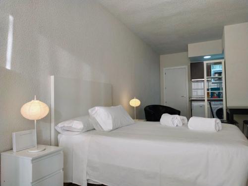 1 dormitorio con 1 cama blanca y 2 almohadas blancas en Apartamentos Centro Norte, en Madrid