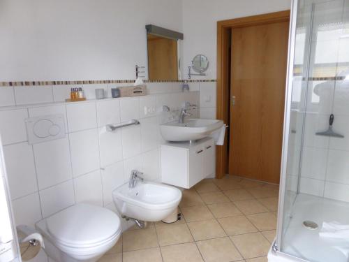 オーベルストドルフにあるAlpenflair Ferienwohnungen Whg 301のバスルーム(トイレ、洗面台、シャワー付)