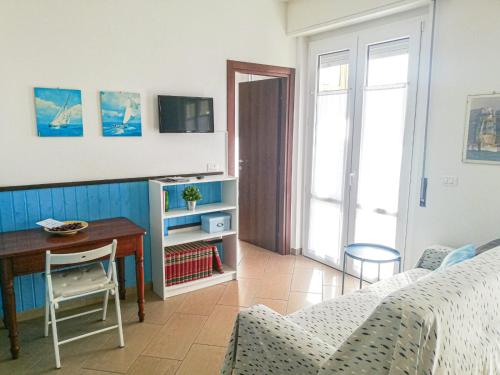 - une chambre avec un bureau, un lit et une table dans l'établissement Appartamenti Azzurro Smeraldo, à Sestri Levante