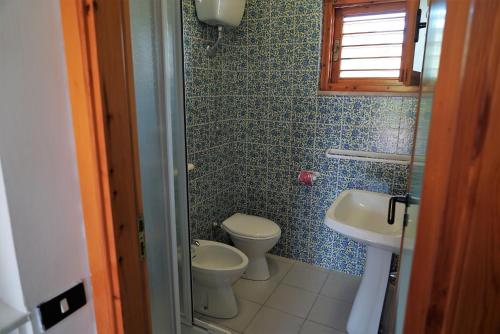 a small bathroom with a toilet and a sink at Villaggio Le Palatine in Metaponto