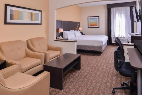 Letto o letti in una camera di Holiday Inn Express & Suites Topeka West I-70 Wanamaker by IHG