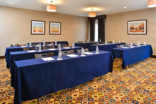 Zona business o sala conferenze di Holiday Inn Express & Suites Topeka West I-70 Wanamaker by IHG