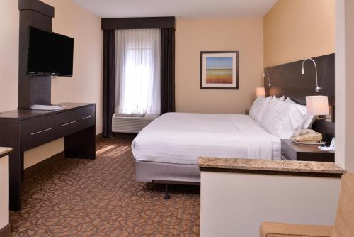 Letto o letti in una camera di Holiday Inn Express & Suites Topeka West I-70 Wanamaker by IHG