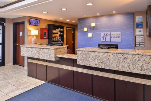 Hall o reception di Holiday Inn Express & Suites Topeka West I-70 Wanamaker by IHG