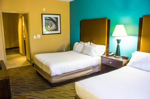 Voodi või voodid majutusasutuse Holiday Inn Express & Suites Havelock Northwest New Bern, an IHG Hotel toas